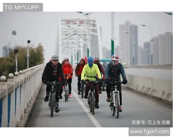 足球明星骑行风采展现精彩瞬间与激情碰撞的完美结合